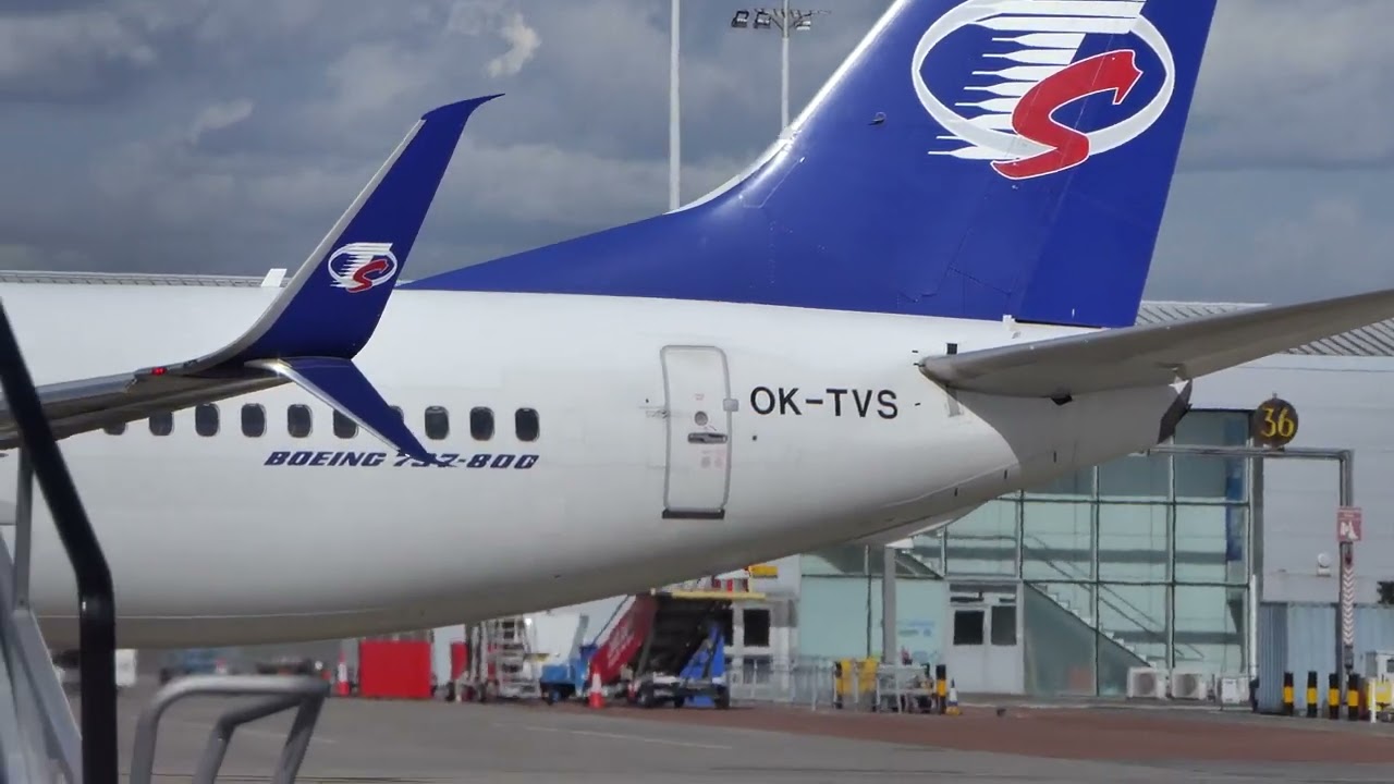 Travel Services B738-800 at Glasgow Airport [4K/UHD]