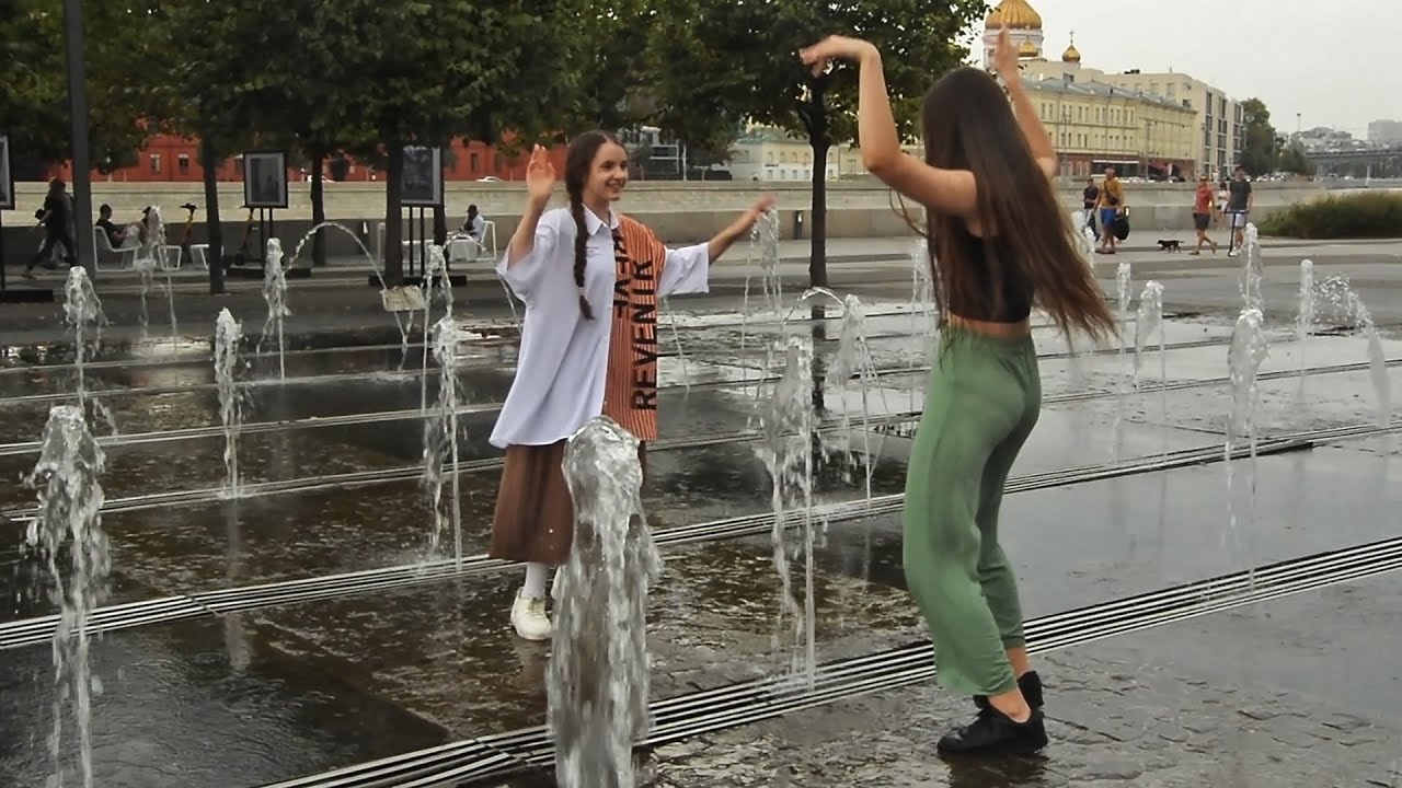 Two funny girls, a fountain and wet happiness! / Две веселые девушки, фонтан и мокрое счастье!
