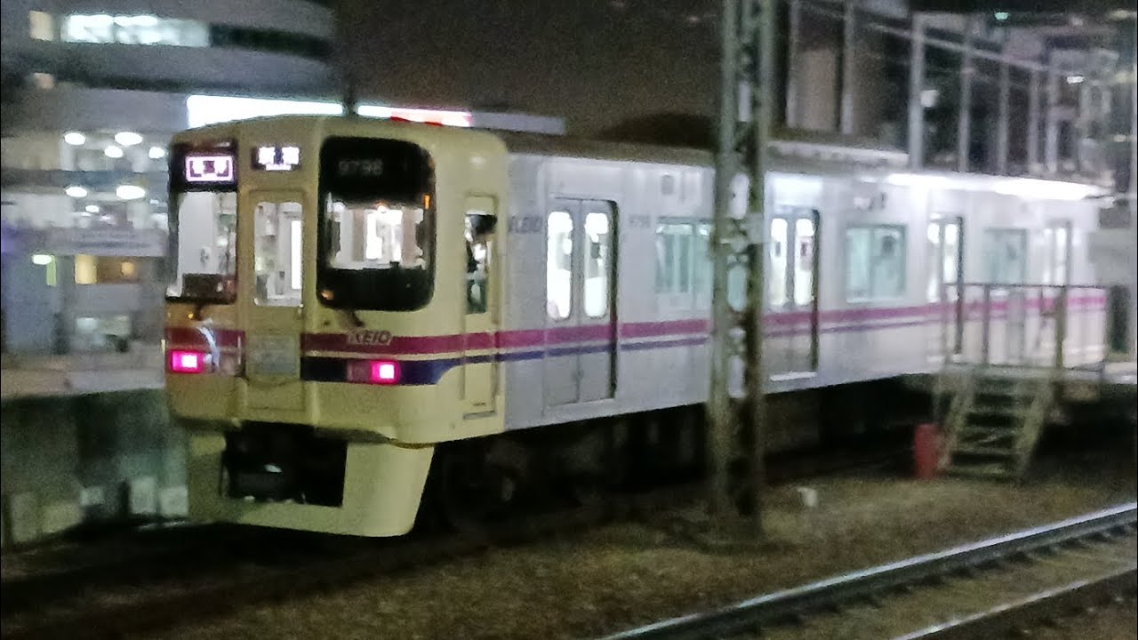 京王線各駅停車新宿行きが北野駅4番線に入線するシーン(HM有り)