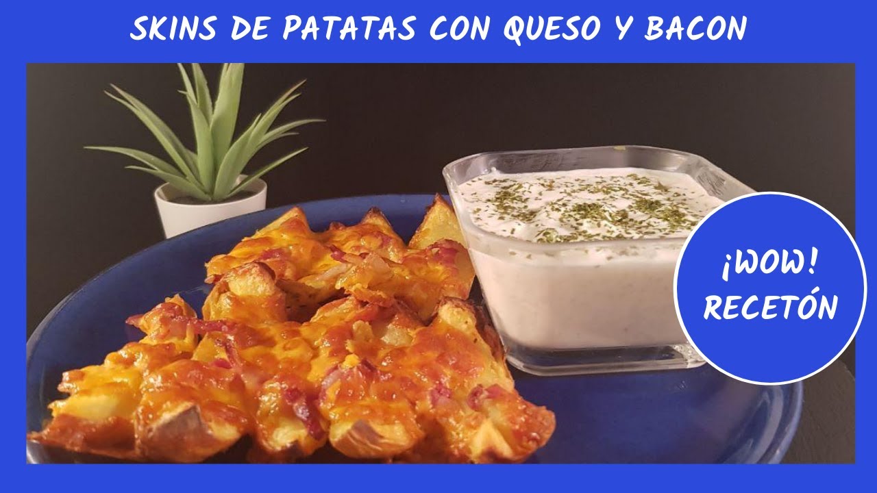 Patatas skins con queso y bacon acompañadas de salsa