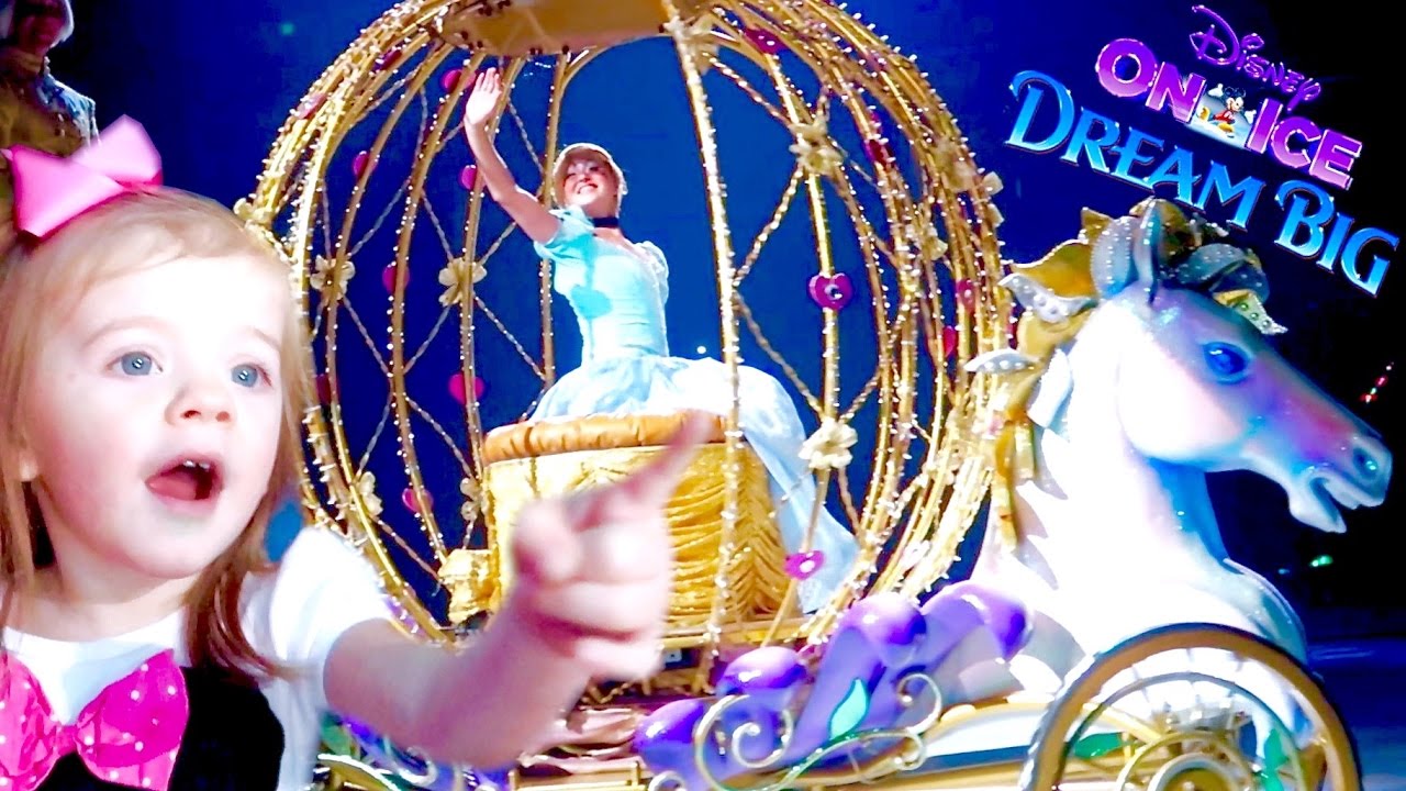 👑 DISNEY ON ICE PRINCESS SURPRISE! 👯