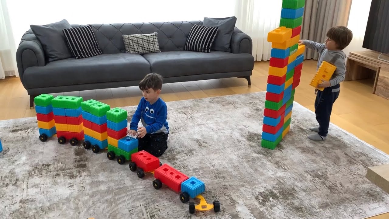Yusuf ve Fatih selim dev legolardan tren ve gemi yaptılar😍Ama Fatih Selim’in kulesi hep devrildi😭