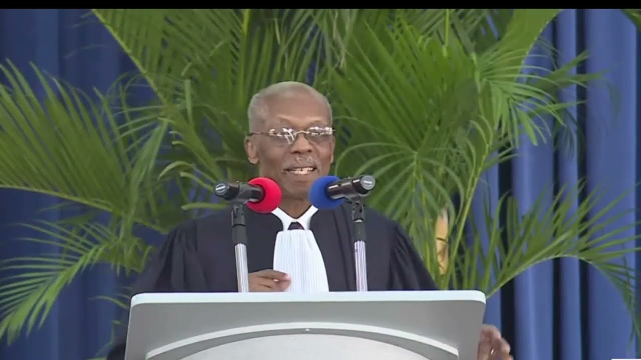 Katon wouj : Ansyen prezidan Aristide bay Anpil katon wouj jodiya nan okazyon gradiyasyon lekol li a