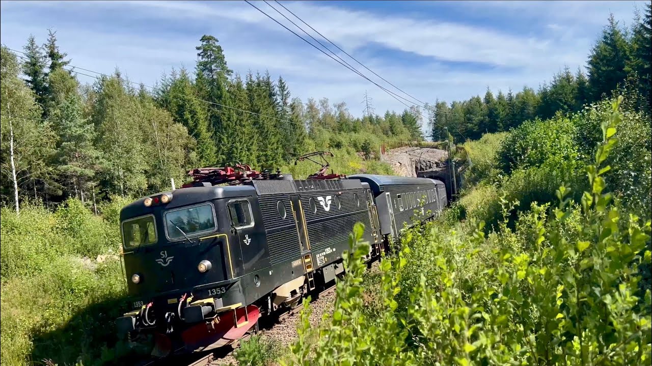 Kust till kust t&aring;get kommer ut ur tunneln / Trains in Sweden