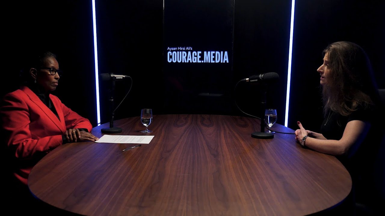 Аяан Хирси Али берет интервью у Наташи Хаусдорф в ее подкасте Courage