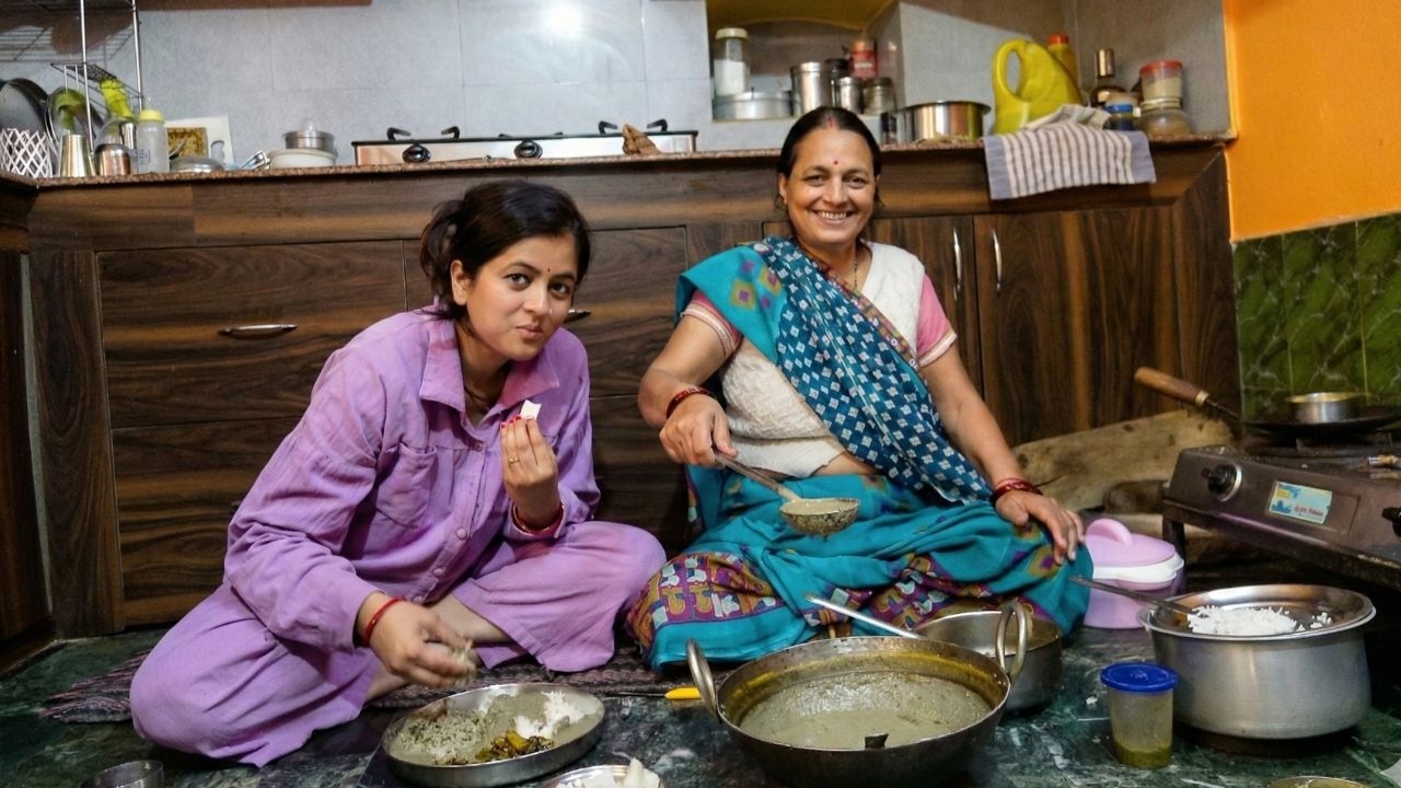 मेरी सासू ने बनाया ऐसा डूबके भात, हम उँगली कढ़ाई सब चाट गए