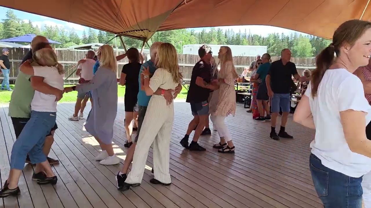 låt oss ta den tid vi behöver med Holidays på festivalscena Dokka Camping 29.6.24 Dansnytt Vigdis