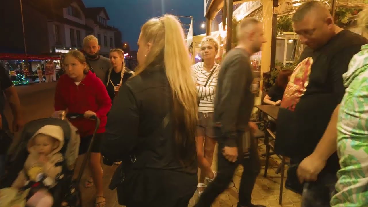 Dzieje się! Sarbinowo wieczorem na głównej ulicy! [4k]
