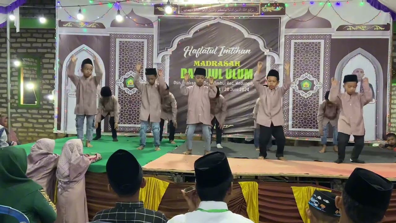 Tarian kreasi santri putra darujul ulum (rabbee yebarik) arab version