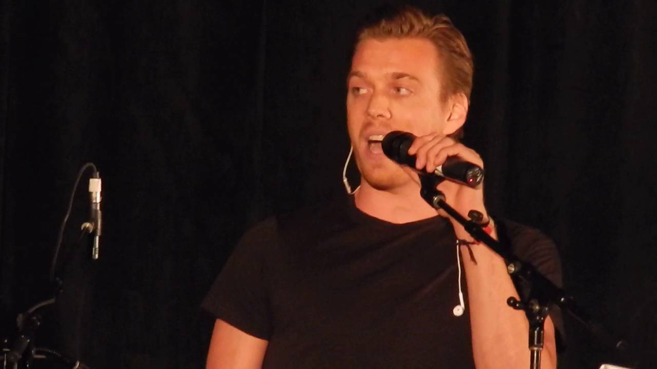 Jake Abel and Kim Rhodes Sing Save Tonight- SNS Torcon 2016