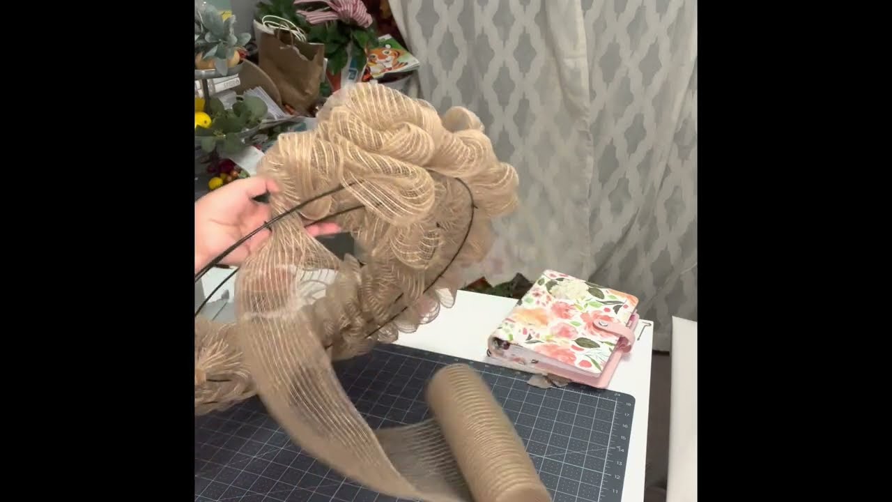 Como hacer corona para puerta con tela malla. Muestro como colocar moño. #20