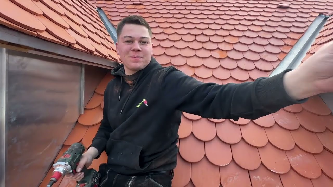 Die Gr&uuml;nspechte als Dachdecker: Das Dach wird fertig gedeckt, Teil 16 der Doku zur Altbausanierung