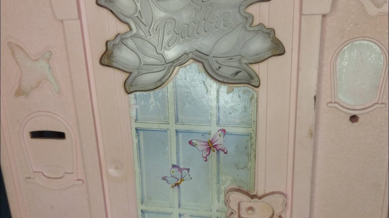 Mostrando una casita portátil de Barbie 💕