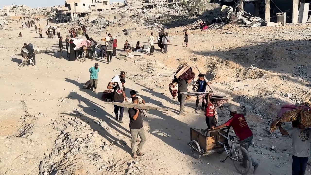 مواطنون يتفقدون منازلهم المدمرة في خان يونس بعد دخول وقف إطلاق النار حيز التنفيذ