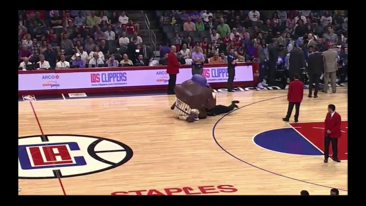 Clammy Sosa Eats Security Guard At Clippers Game!