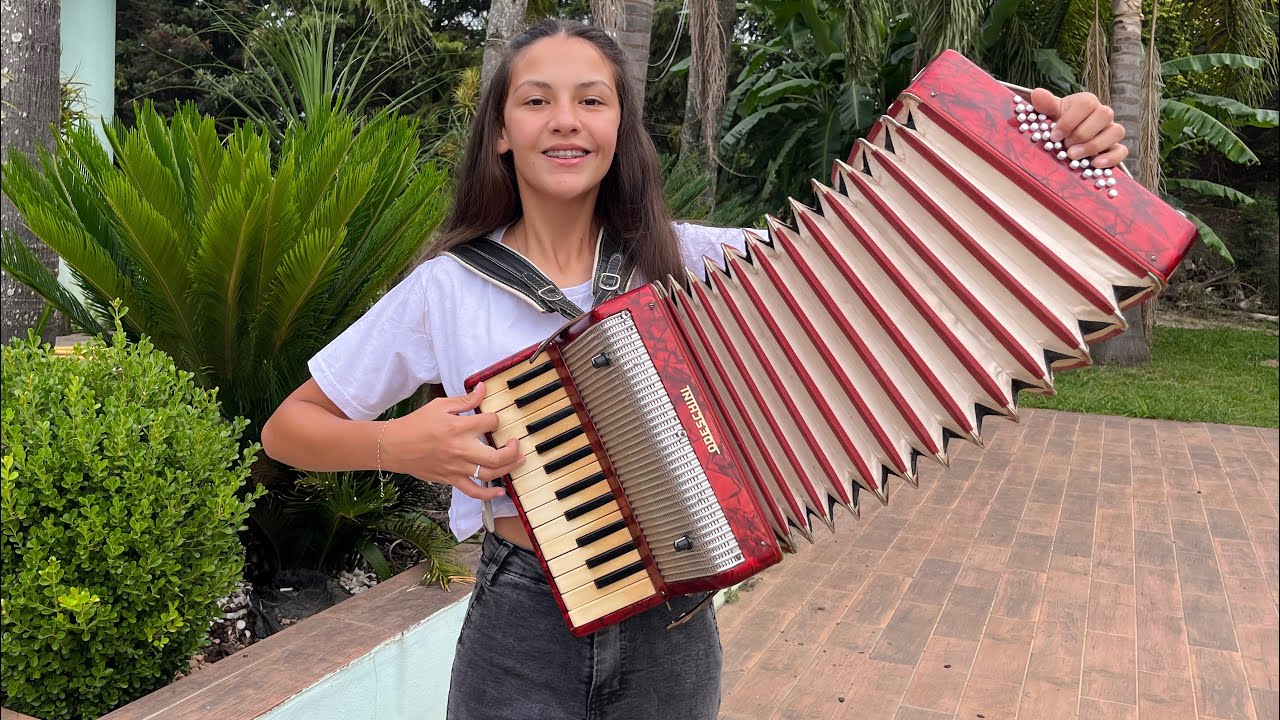 Moreninha linda - Naty Gaiteira - cover 