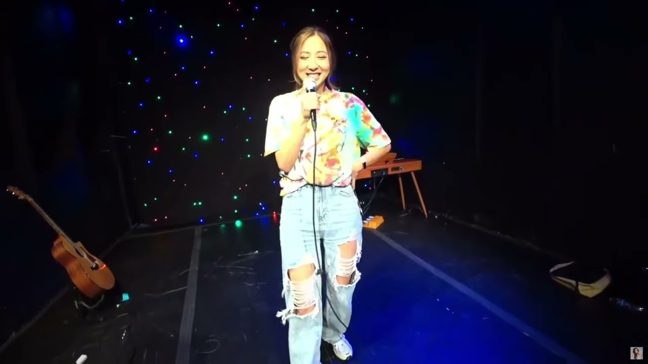 Fuslie sings 
