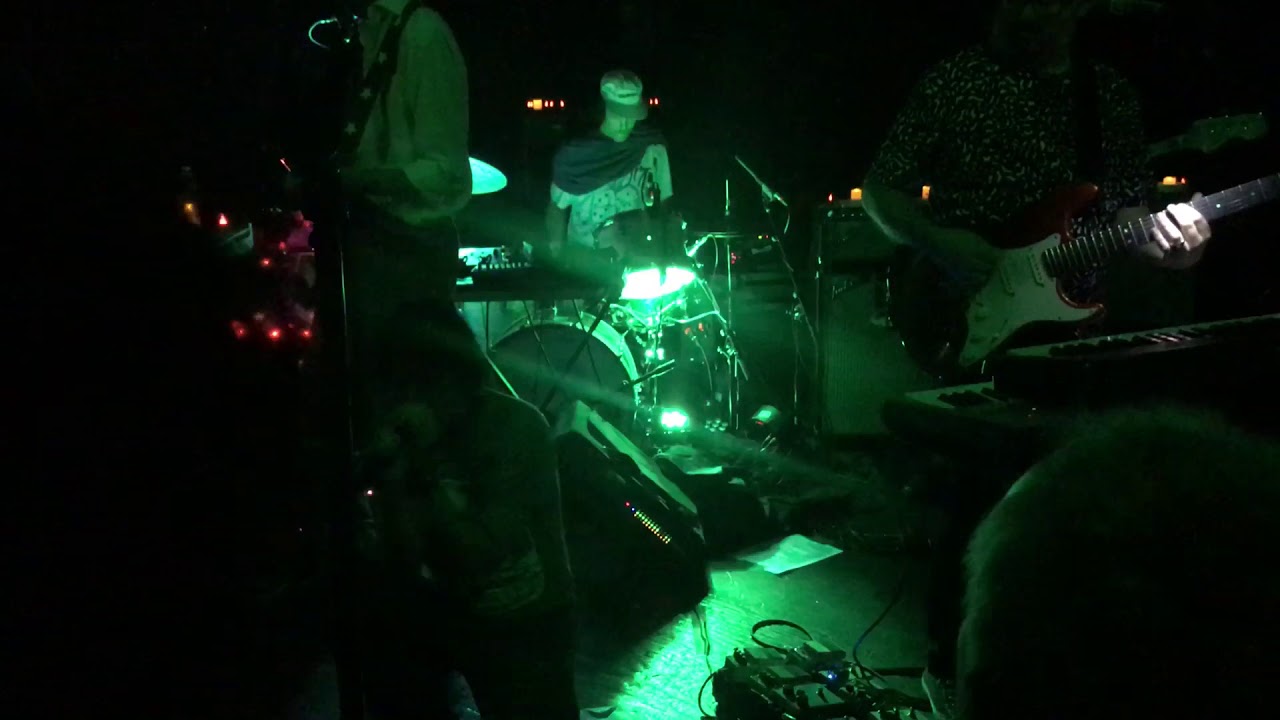 Ariel Pink- Time to Live