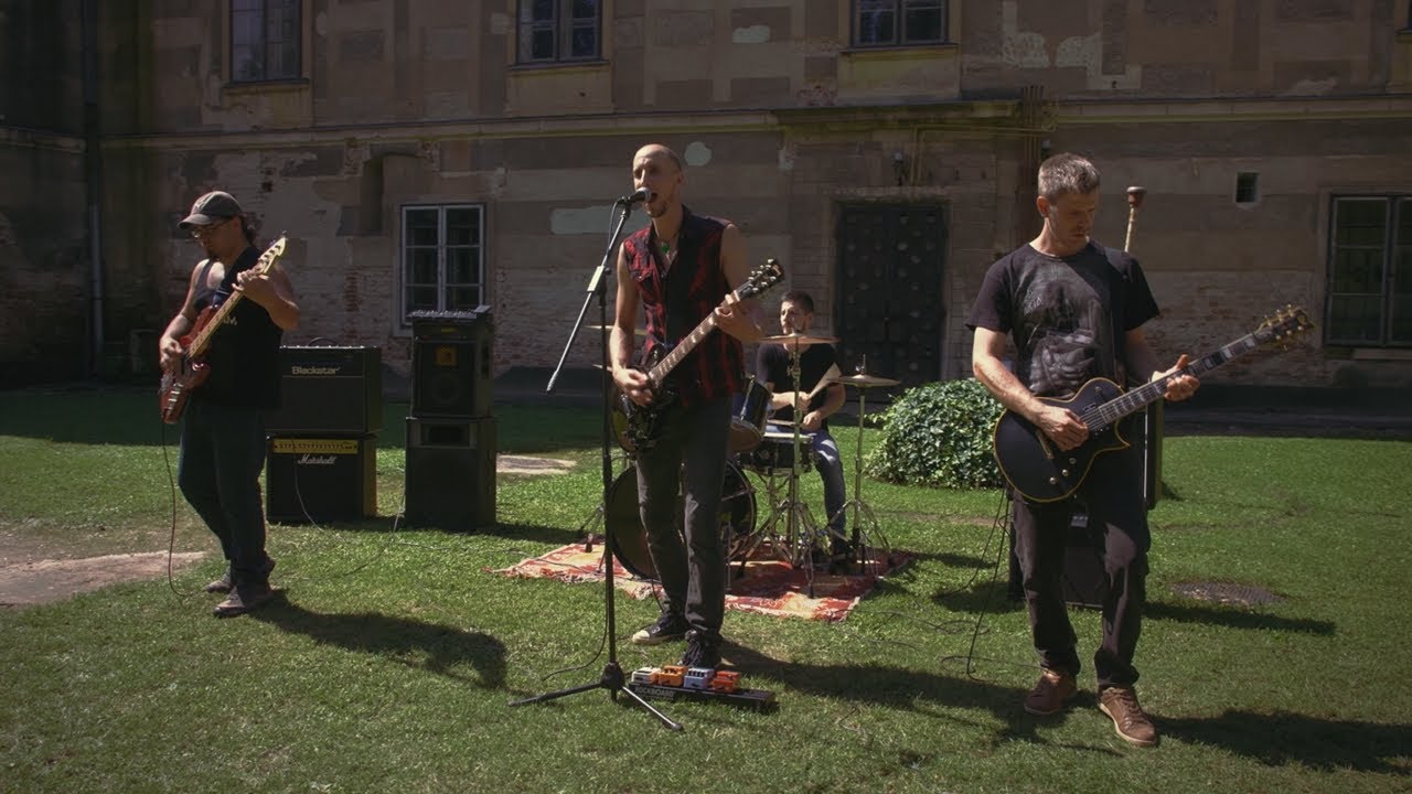 Holttér - Más nem érdekel (Official Music Video)