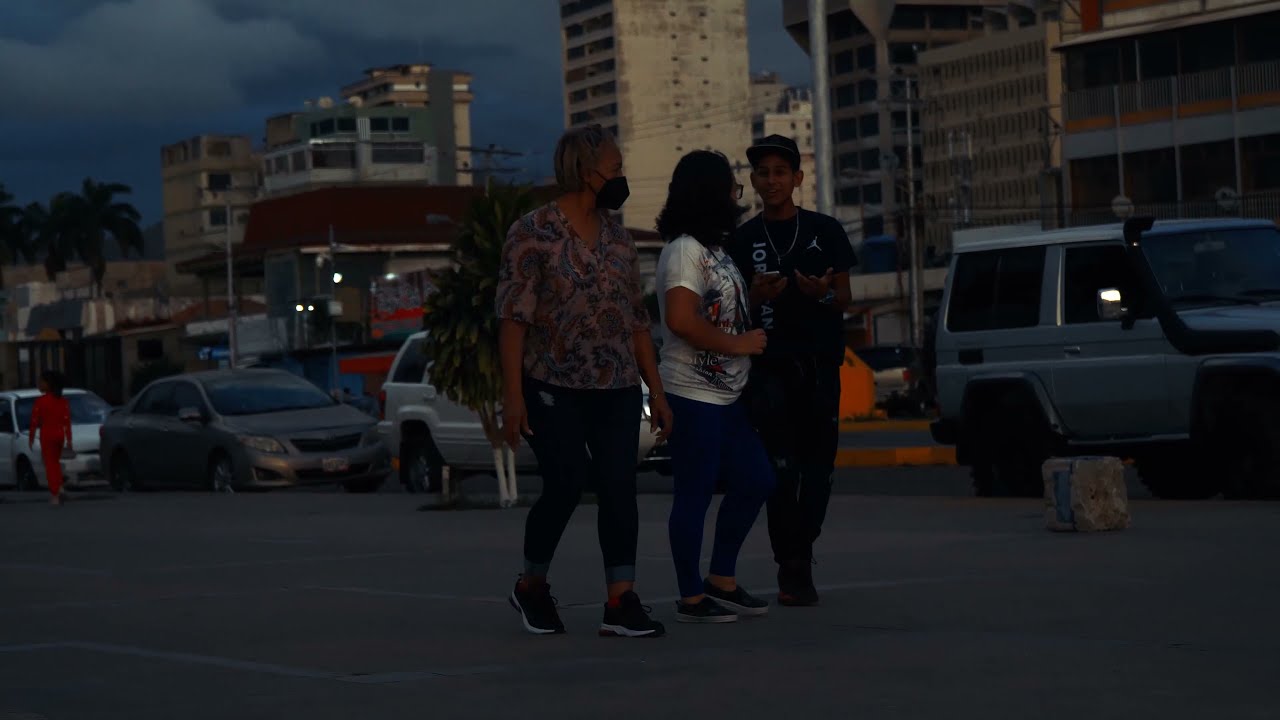 DANDO ABRAZOS MUY INCOMODOS en VENEZUELA | Bromas en la calle 😂