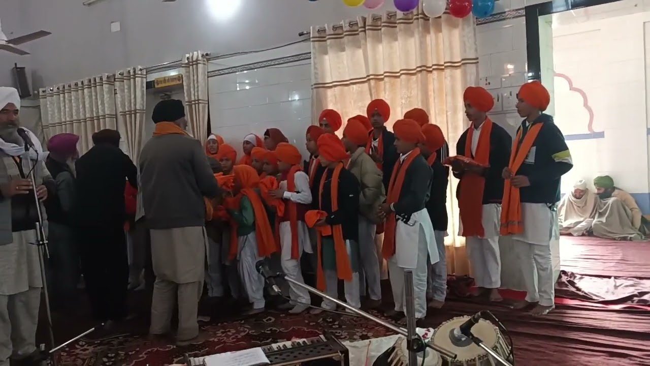 ਕੀਰਤਨੀਏਂ ਜੱਥੇ ਨੂੰ ਸਨਮਾਨਿਤ ਕਰਦੇ ਹੋਏ ਪ੍ਰਬੰਧਕ ਸਾਹਿਬਾਨ।