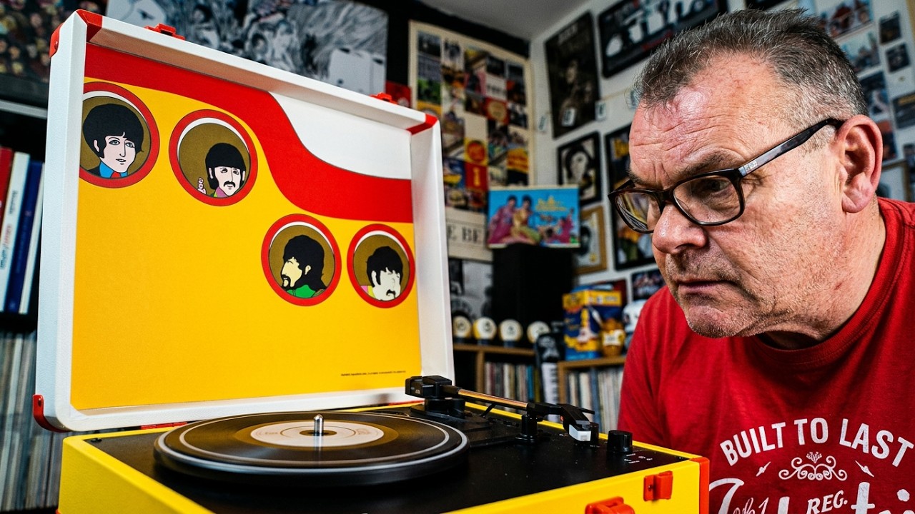 Проигрыватель пластинок The Beatles Yellow Submarine #thebeatles #crosley #apple #fun