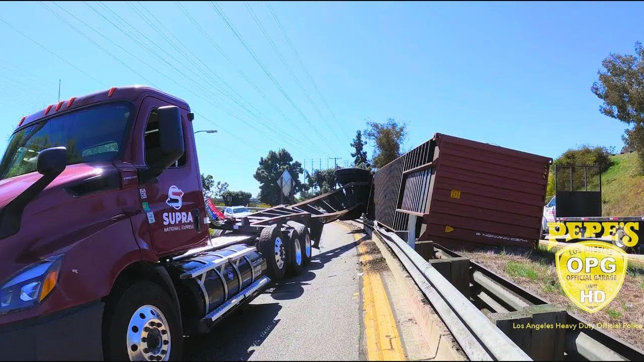 Contêiner carregado capota sobre a mureta