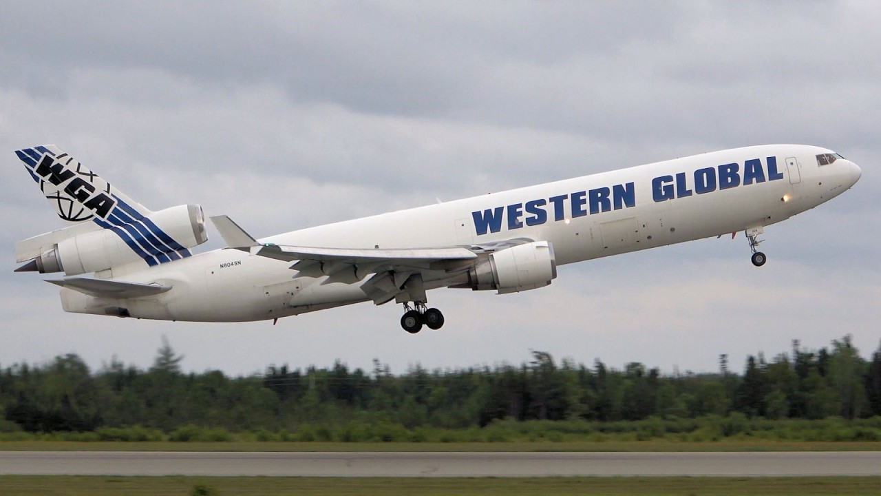 McDonnell Douglas MD-11 - Takeoff & Landing
