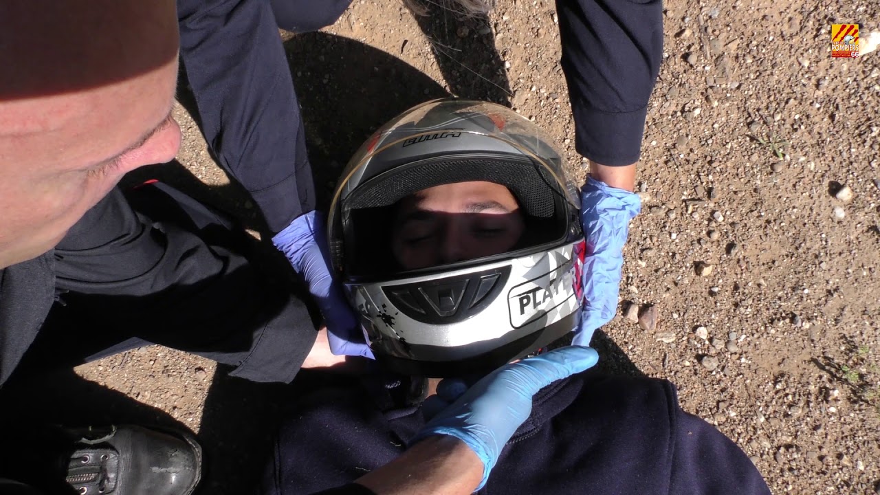 Retrait d’un casque de protection à deux secouristes