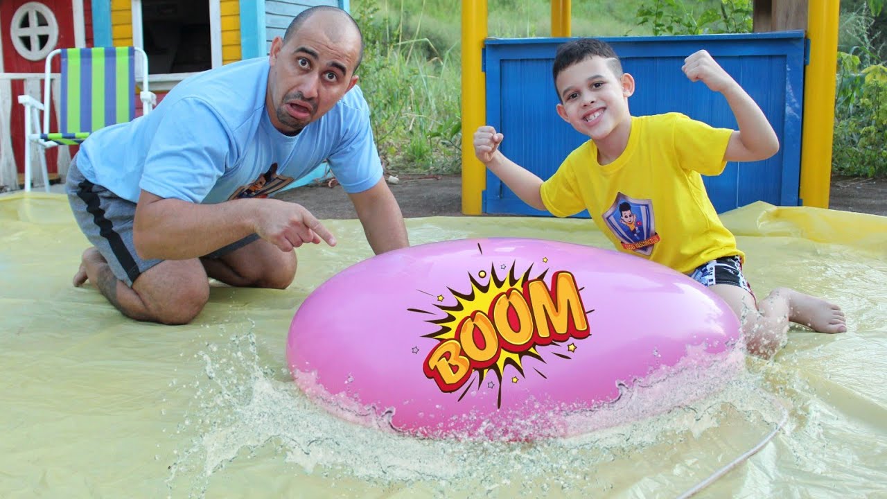 LUCAS E PAPAI BRINCAM com BALÃO GIGANTE DE ÁGUA e com FUTEBOL DE SPINNER