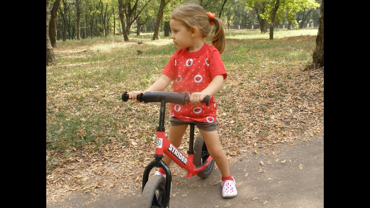 Алиса и ее беговел strider, balance bike, strider kids