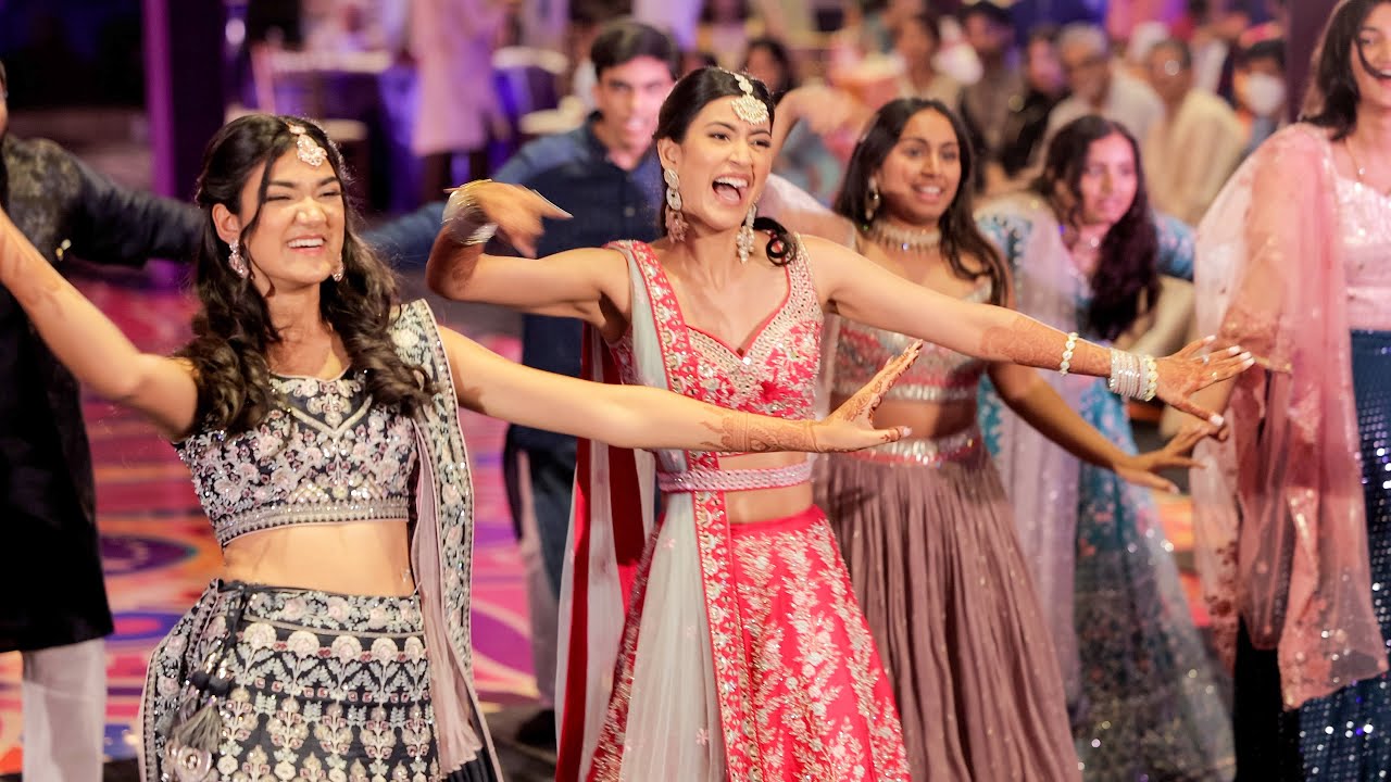 Bride's Family Surprises the Bride & Groom with a Beautiful Dance Performance at the Sangeet - 4K