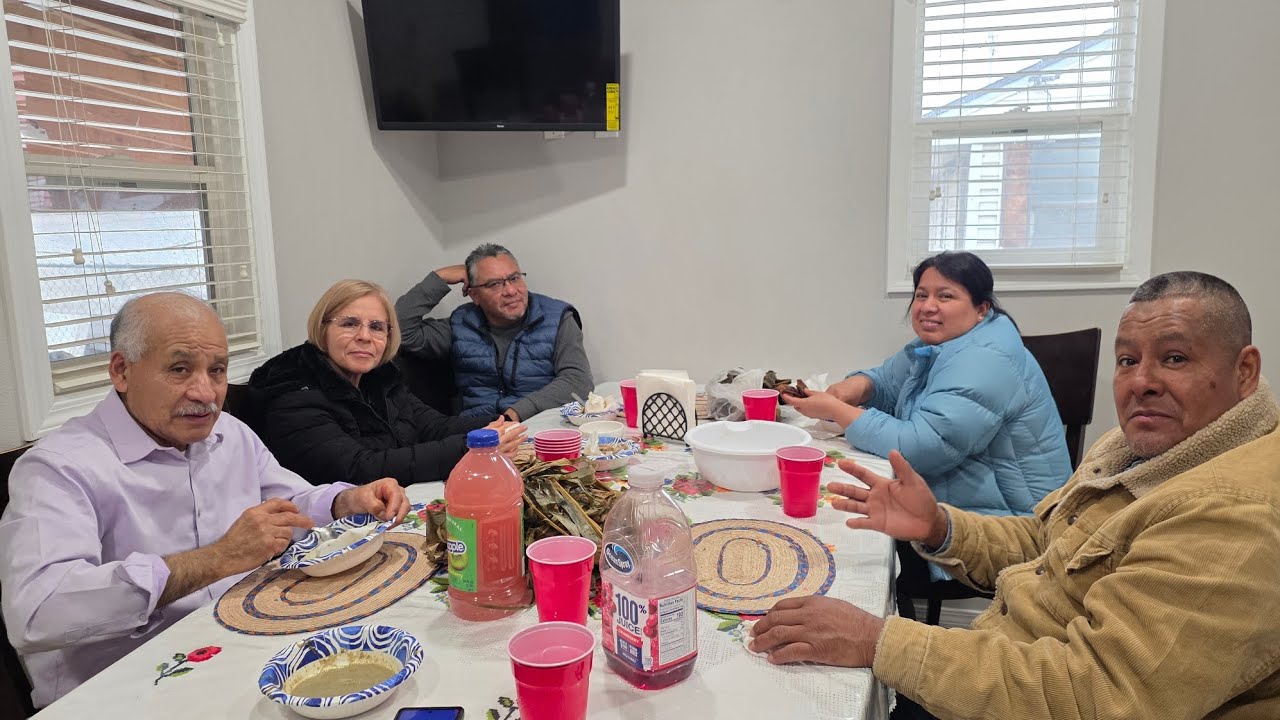 Nos invitan a comer tamales nejos y mole verde estilo guerrero 