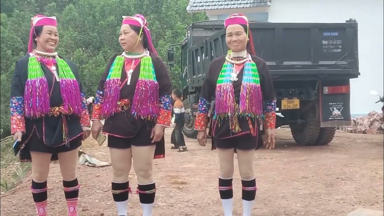 Năm mới các chị em được gặp lại nhau hát hay lắm 