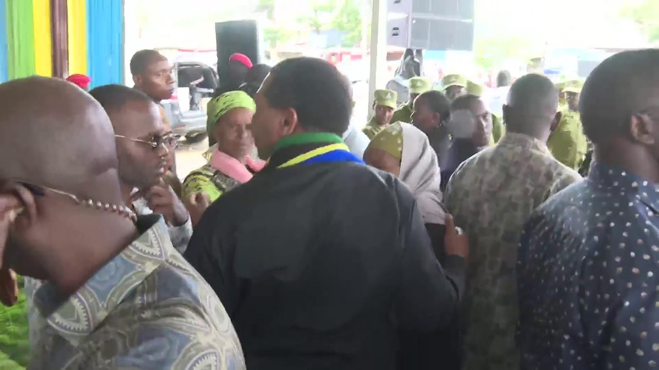 WAZIRI MKUU ANAZUNGUMZA NA WAKAZI WA BABATI MJINI