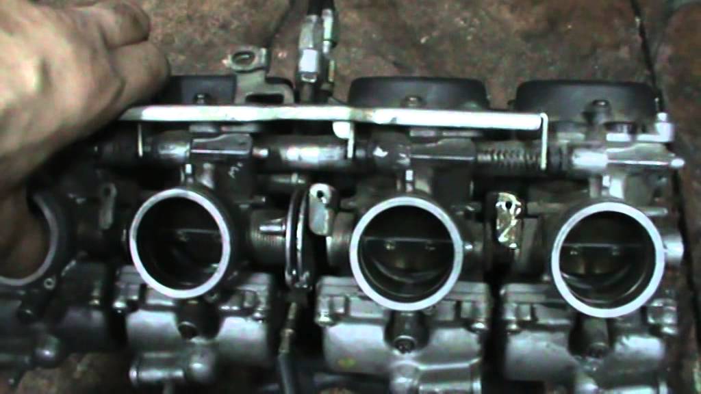Kawasaki GPZ 900 R TOP GUN. 21 de ??. Sincronización de carburadores con vacuómetro.