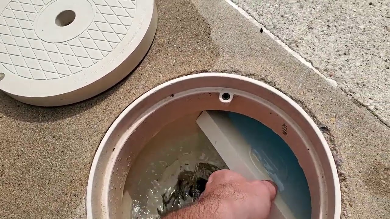 Pool skimmer sucking air