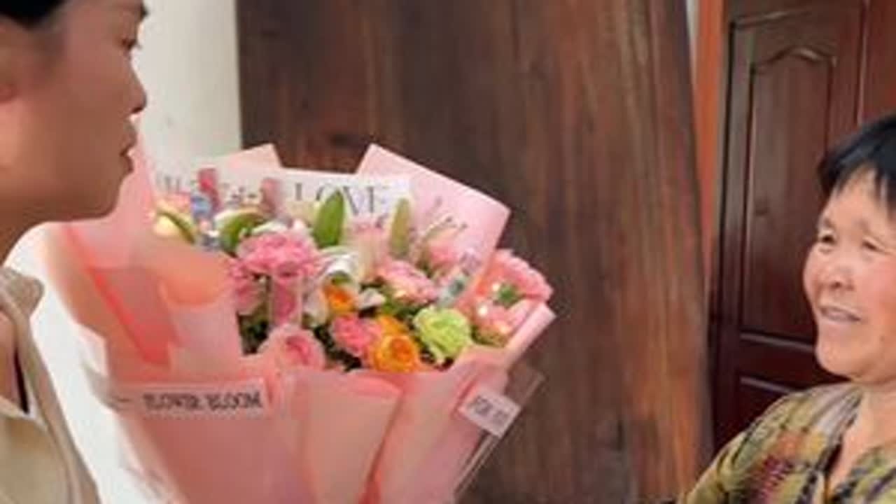 以前母亲节都特别随意，今天特意去买了一束花送给妈妈，看的出来她非常高兴，也同时祝愿天下所有的妈妈节日快乐！身体健康！#我的乡村生活 #农村生活 #记录真实生活