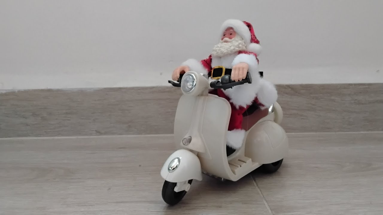 Noel andando de lambreta.