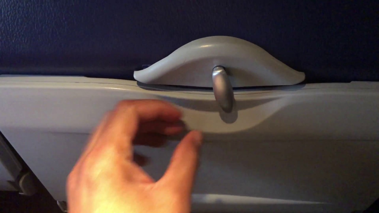 HOW TO USE THE FOOD TRAY ON AN AIRPLANE