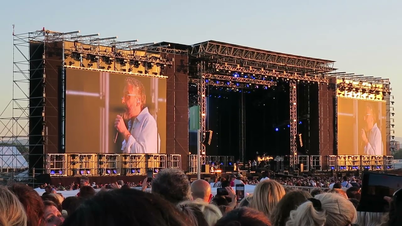 Emma e Brunori Sas cantano Luci blu a 'Una, Nessuna, Centomila'