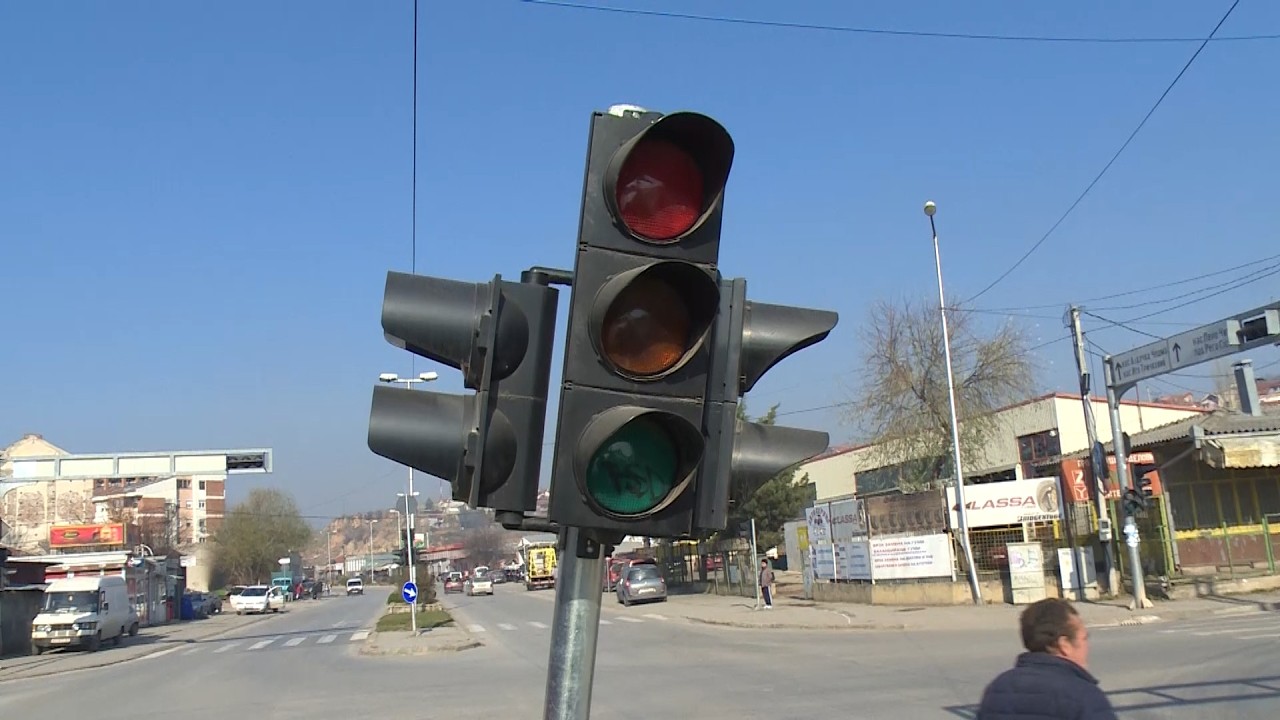 Реконструкција на семафорите на три крстосници