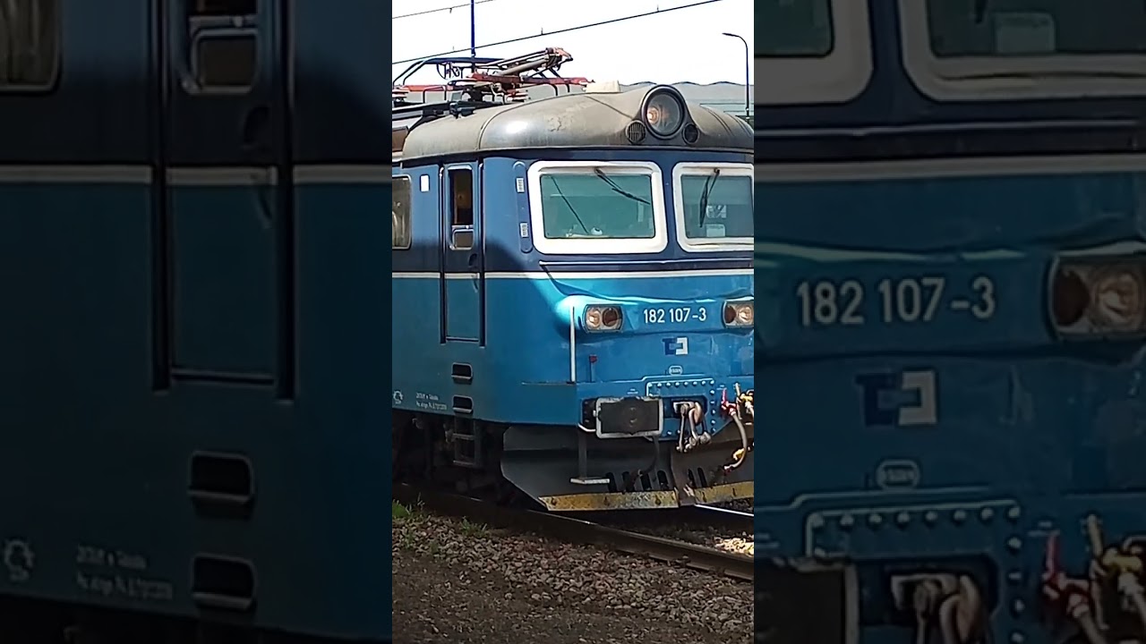 Wjazd i Odjazd Lokomotywy 182 107 3 Cd Cargo Poland z węglarkami na stacji PKP Gliwice