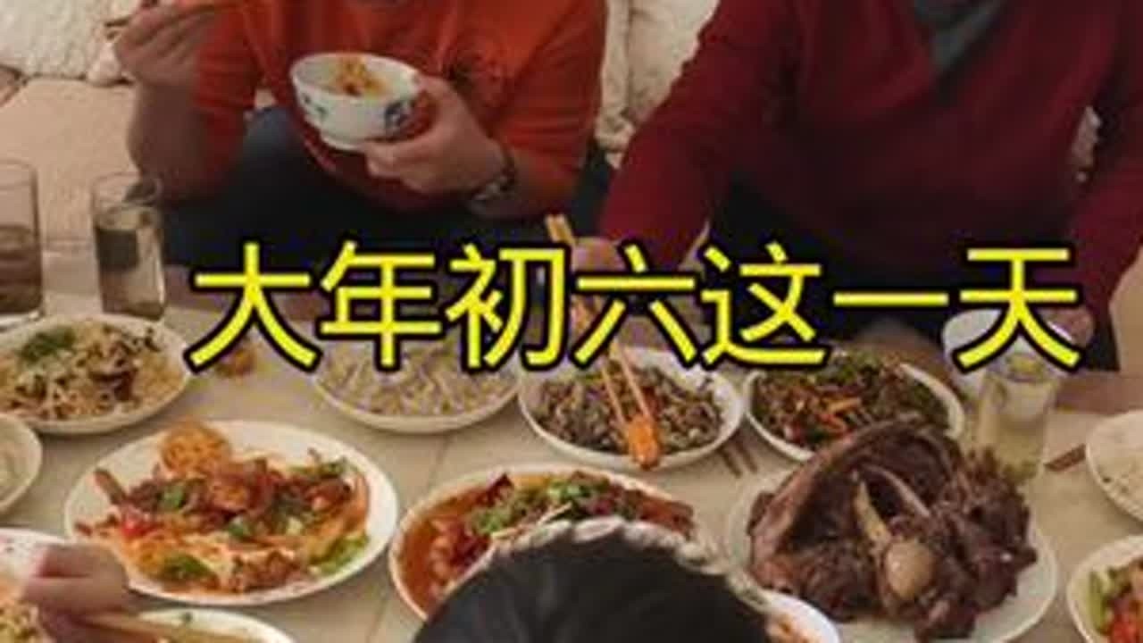 大年初六又是热闹的一天， 姐姐姐夫带着我外甥子外甥女来我家玩，我做了干锅鸡翅虾，老公做了炝锅鱼和酱大骨，婆婆包的饺子#过年走亲戚#春节#拜年#农村生活 #日常分享