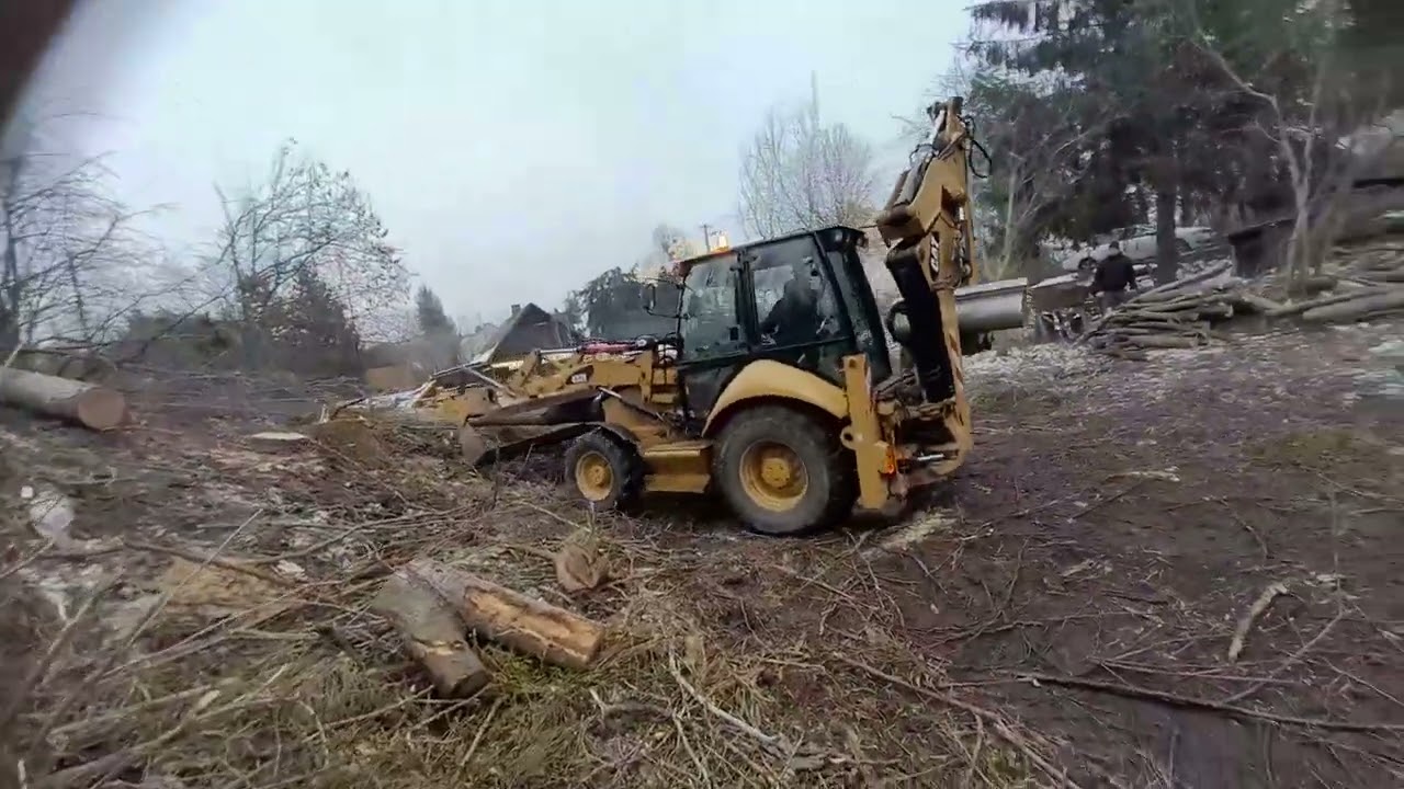 Cat 432e załadunek drzewa