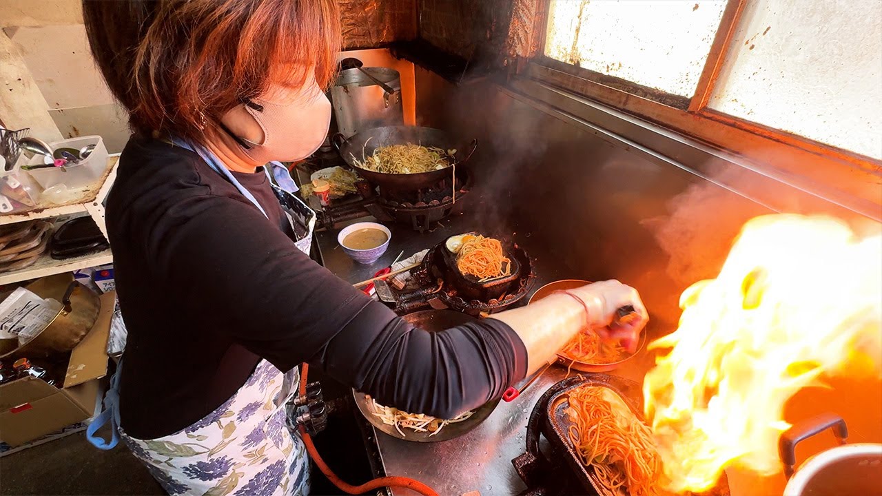Amazing Solo Cooking! Legendary Landlady Serves Giant Dishes at Local Eatery