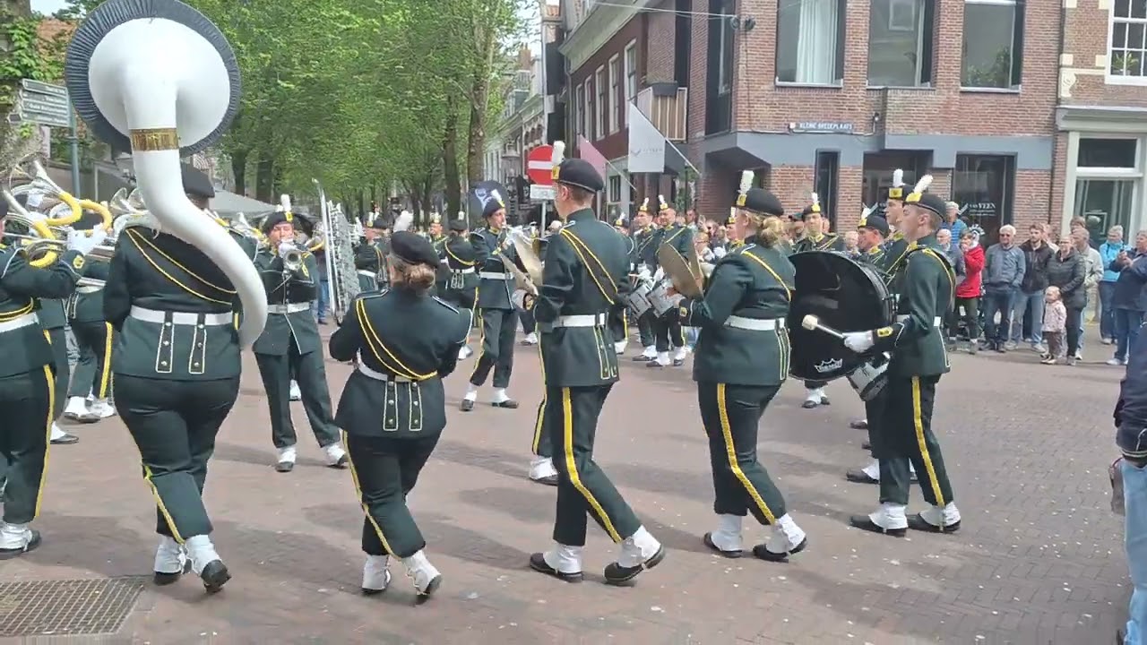 100 jaar bestaan muziekvereniging Hosanna Harlingen met een straatparade.