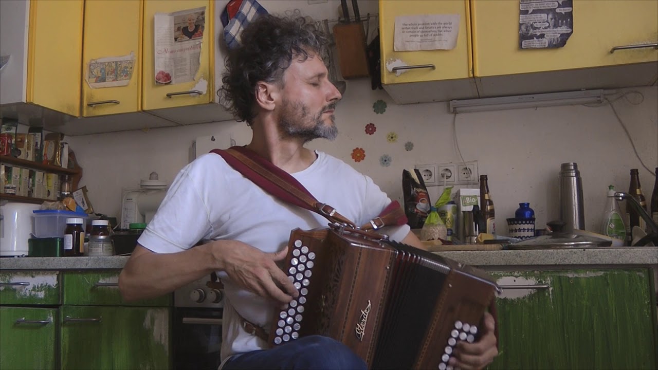 Boeves Psalm (Lars Hollmer) on diatonic accordion.