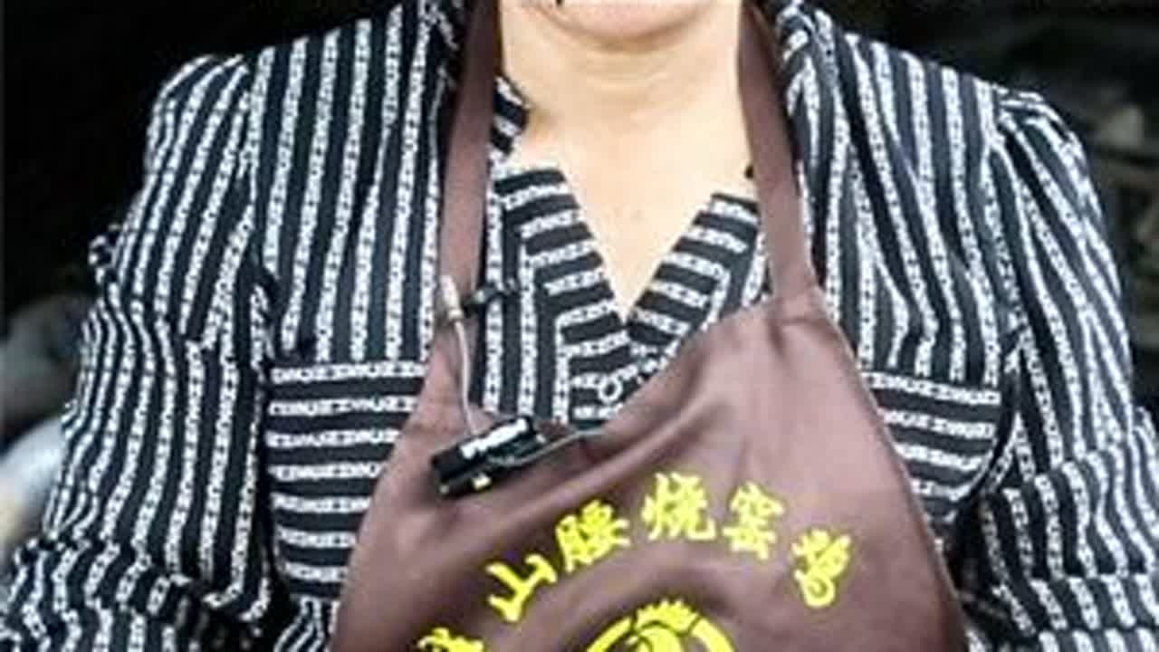 石头烧到1000度再烤鸡，做法独特，85一只烧窑鸡，53岁大姐背着孩子在山里做30年，#地方特色美食 #小吃