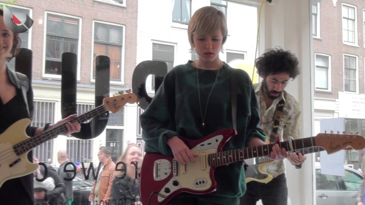 Genieten in de Voorstraat van Le Mini Who? DUIC TV was erbij